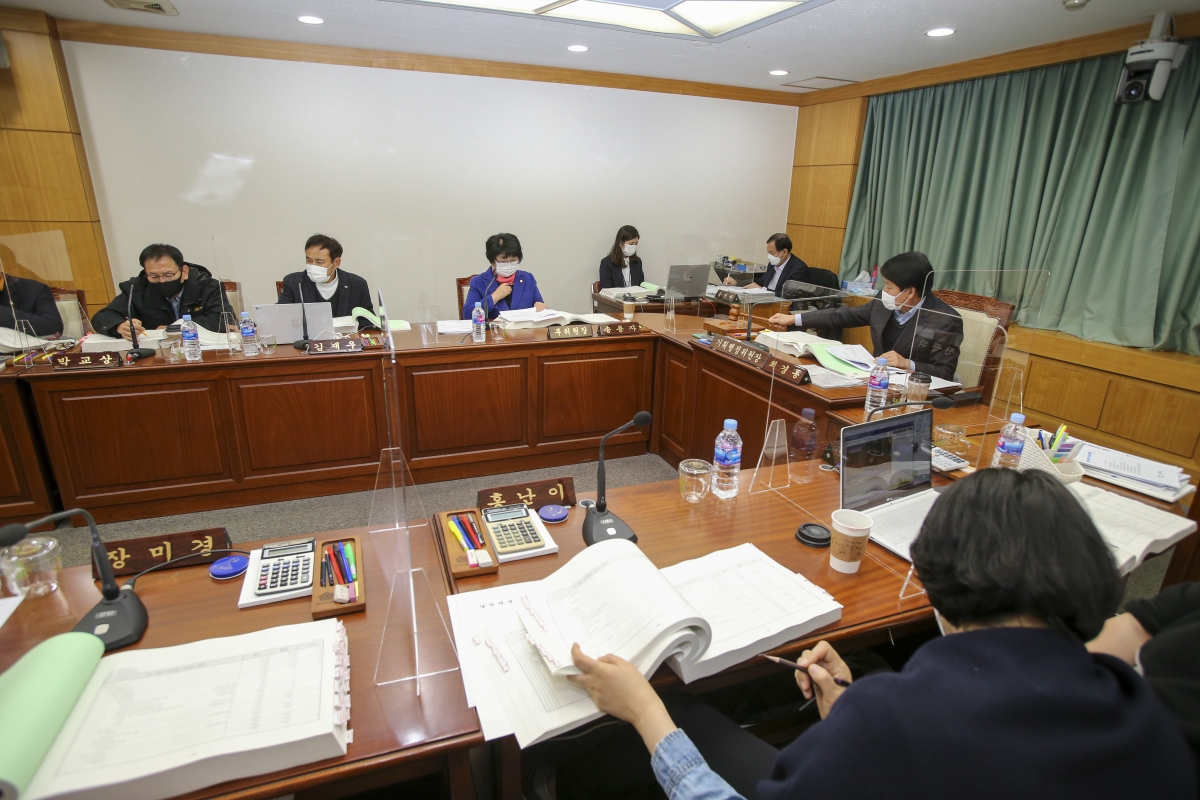 20201130-018[AP7U3963-제245회 정례회 기획행정위원회 소관 2021년도 예산안 및 기금운용계획안 예비심사활동.JPG