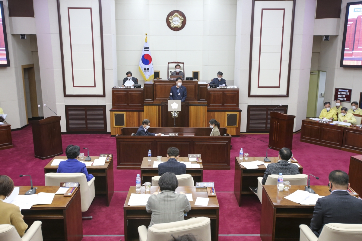 20201214-038[AP7U4923-제245회 제2차 정례회 제2차 본회의시 김영길 부위원장 예산결산특별위원회 활동결과보고.JPG