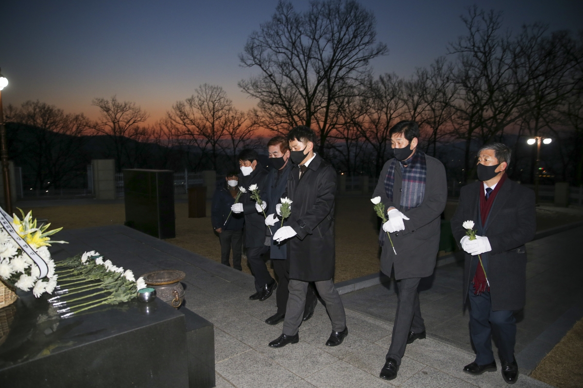 20210104-010[AP7U6084-2021 새해 충혼탑 참배.JPG