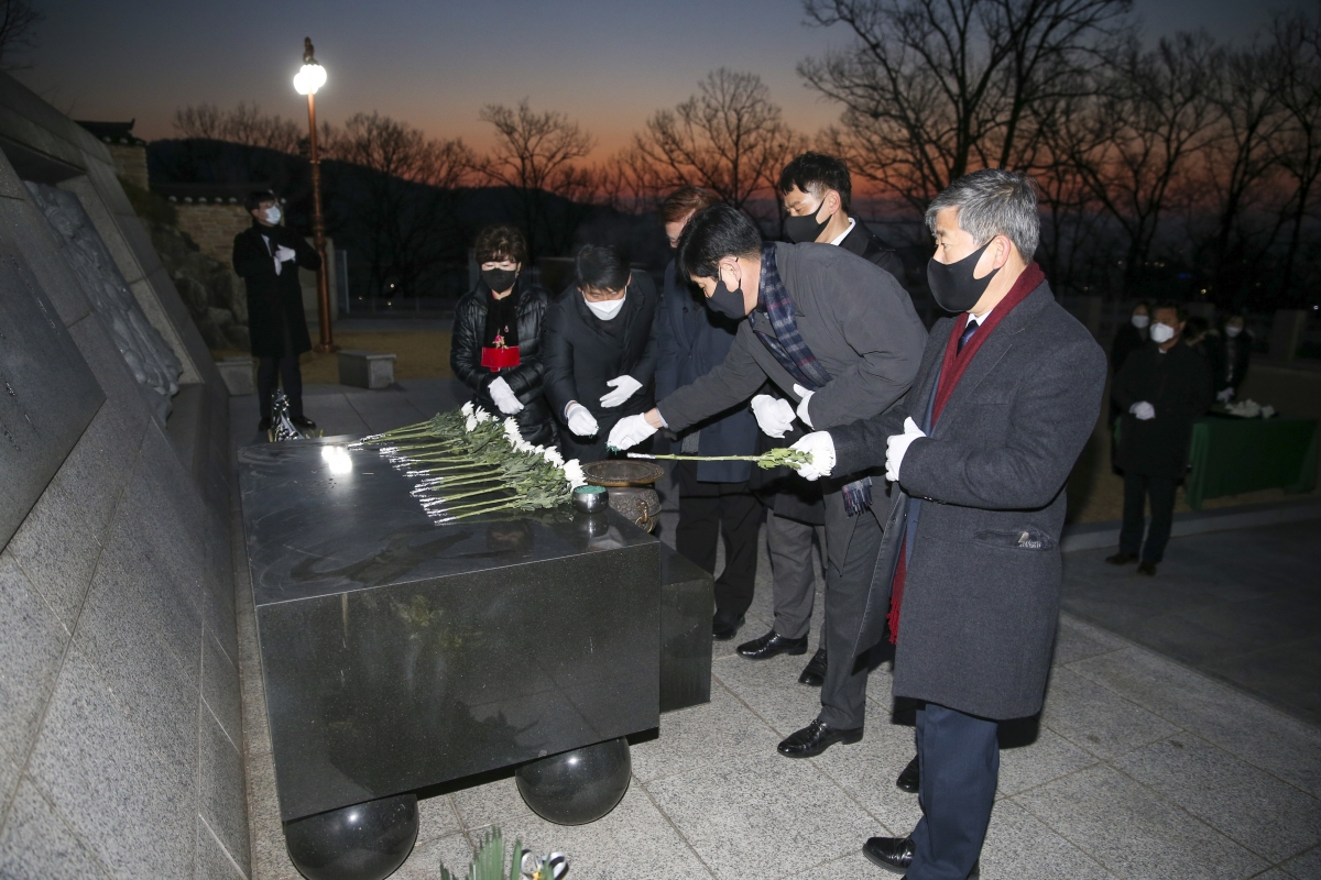 20210104-014[AP7U6089-2021 새해 충혼탑 참배.JPG