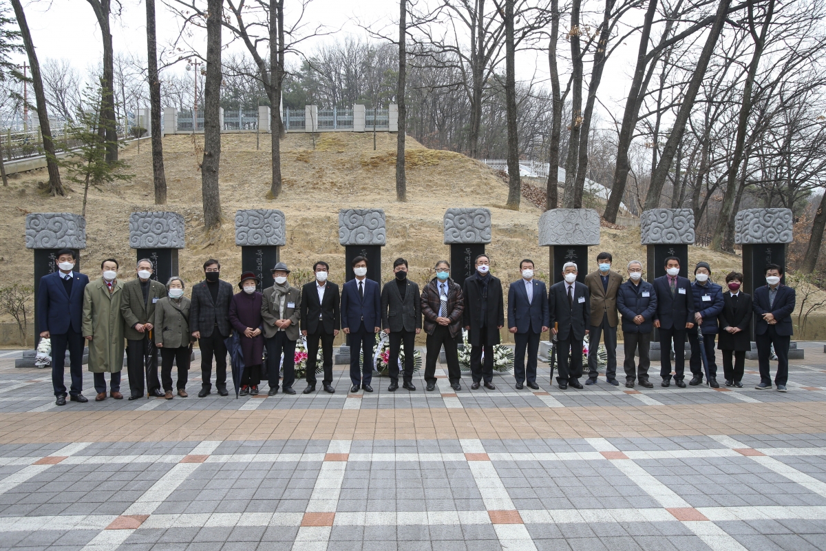 20210301-093[AP7U7749-3.1절 기념 선산 독립유공자비 13위 추념.jpg
