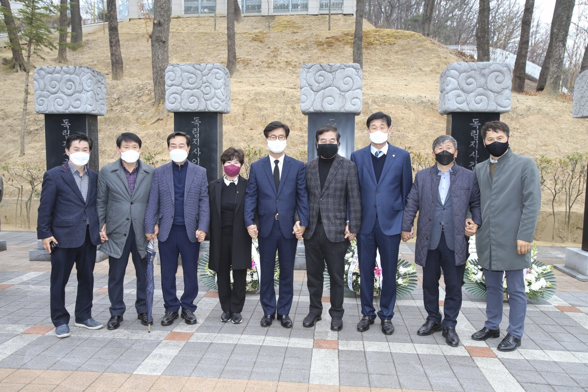 20210301-102[AP7U7760-3.1절 기념 선산 독립유공자비 13위 추념.jpg