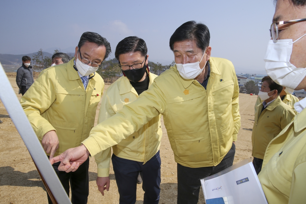 20210308-029[AP7U8495-제247회 임시회 산업건설위원회 고아 제2농공단지 공사현장방문.jpg