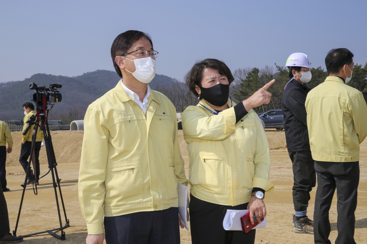 20210308-037[AP7U8519-제247회 임시회 산업건설위원회 고아 제2농공단지 공사현장방문.jpg