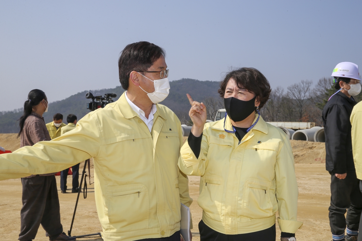 20210308-038[AP7U8522-제247회 임시회 산업건설위원회 고아 제2농공단지 공사현장방문.jpg