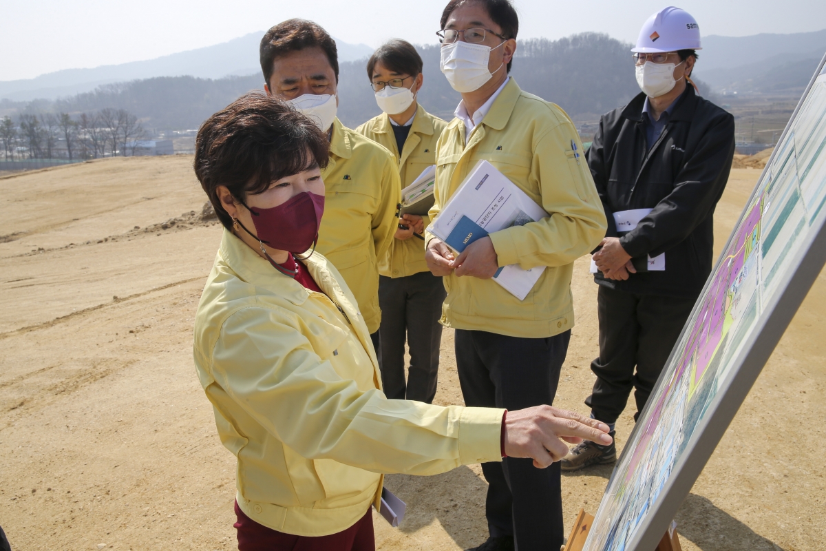 20210308-033[AP7U8504-제247회 임시회 산업건설위원회 고아 제2농공단지 공사현장방문.jpg
