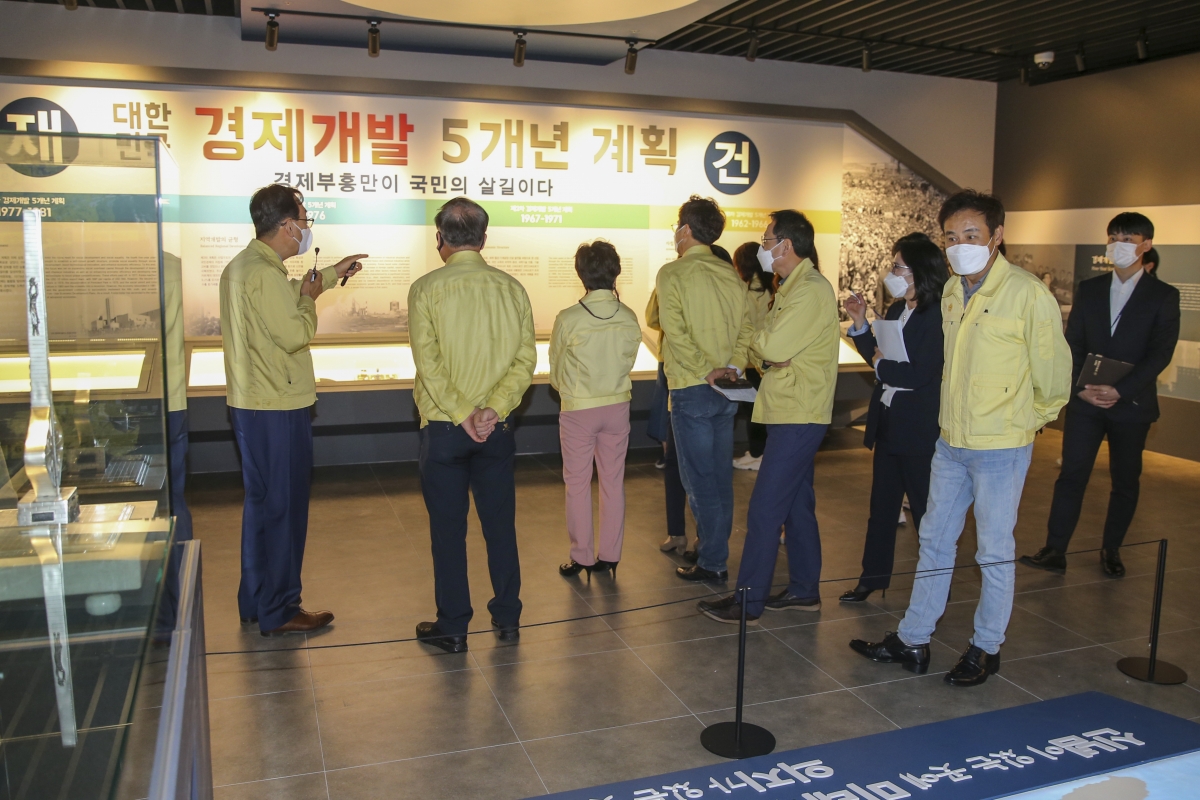 20210413-032[AP7U0170-제248회 임시회 기획행정위원회 박정희대통령역사자료관 방문.jpg