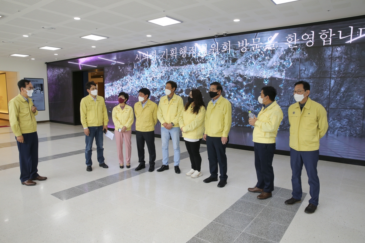 20210413-018[AP7U0128-제248회 임시회 기획행정위원회 박정희대통령역사자료관 방문.jpg