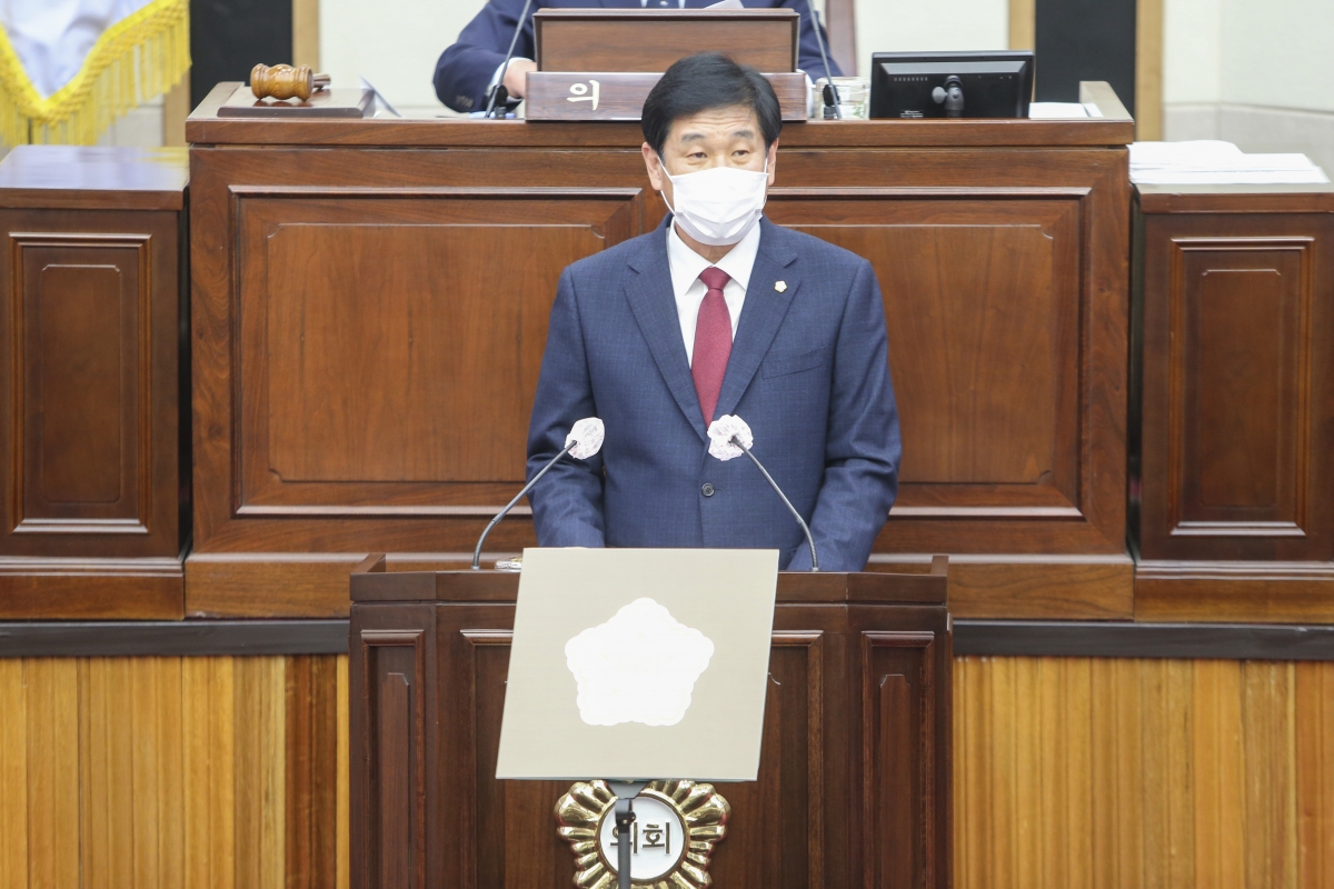 20210414-021[AP7U0365-제248회 임시회 제2차 본회의시 김영길 산업건설위원회 부위원장 상임위원회 활동결과보고.jpg