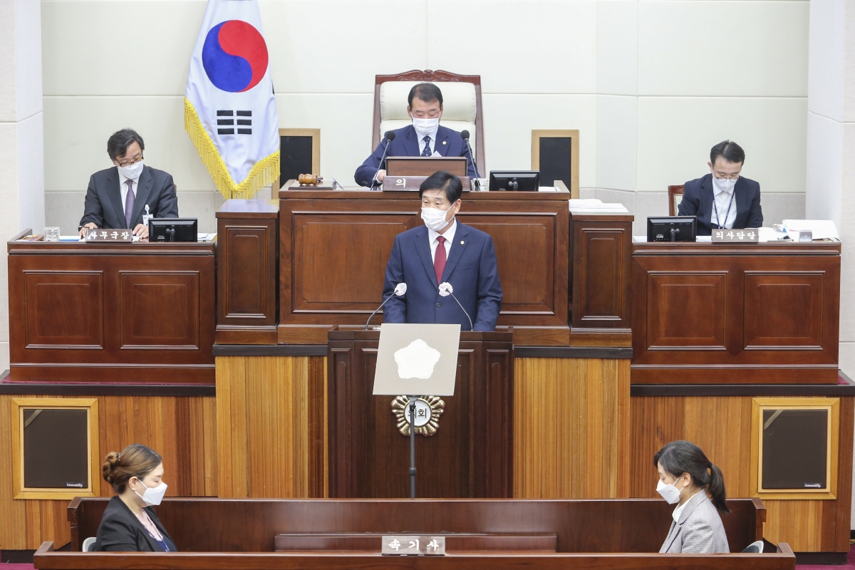 20210414-022[AP7U0368-제248회 임시회 제2차 본회의시 김영길 산업건설위원회 부위원장 상임위원회 활동결과보고.jpg