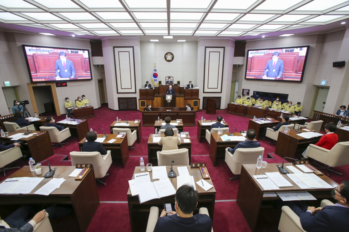 20210414-024[AP7U0375-제248회 임시회 제2차 본회의시 김영길 산업건설위원회 부위원장 상임위원회 활동결과보고.jpg