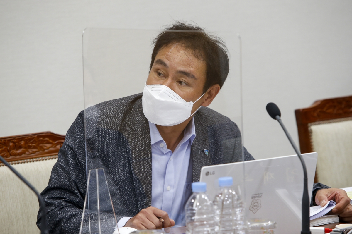 20210510-013[_P7U0285-제249회 임시회 기획행정위원회 조례안 심사활동.jpg