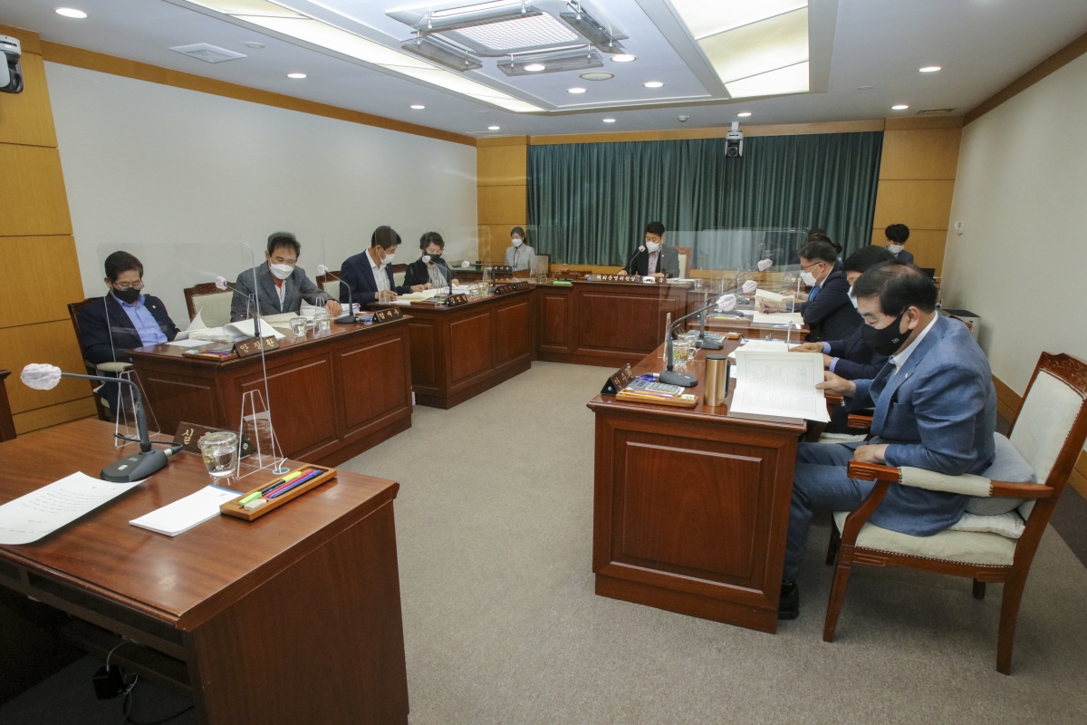 20210603-004[IMG_9003-제250회 정례회시 의회운영위원회 소관 행정사무감사 활동.jpg