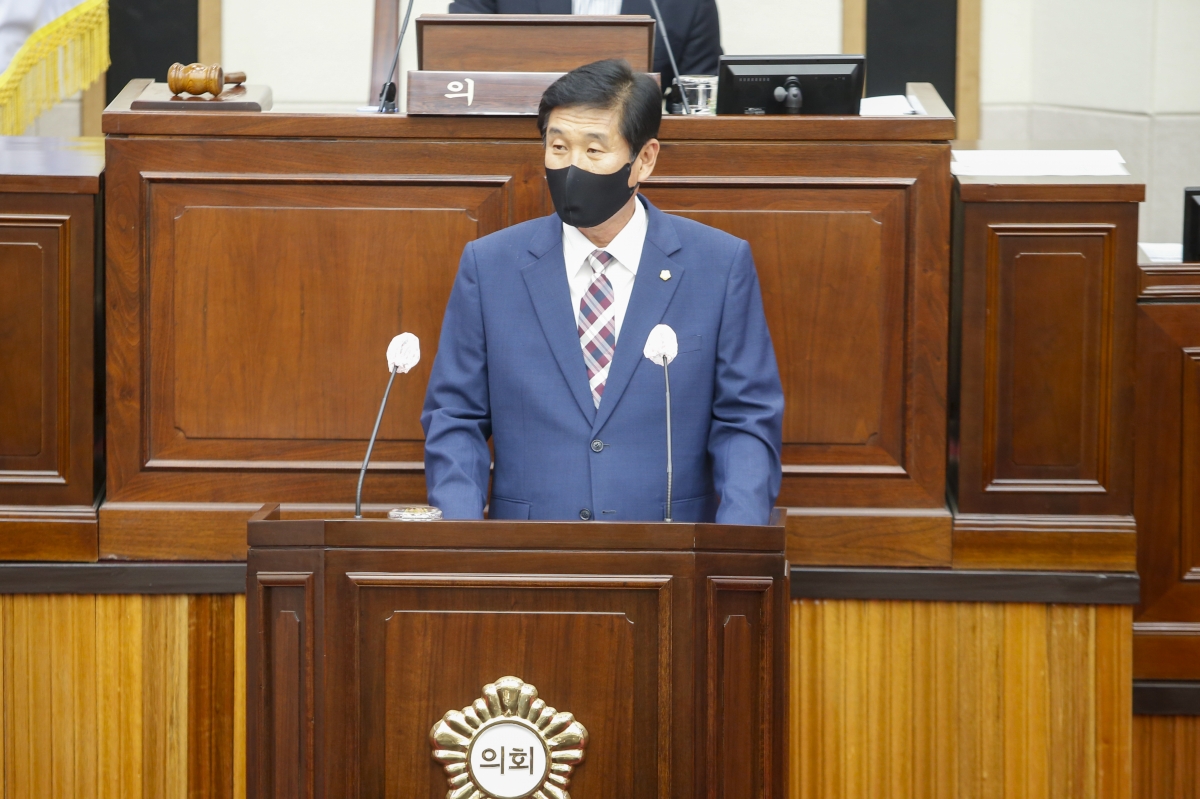 20210623-098[_P7U2143-제250회 정례회 제2차 본회의시 김영길 산업건설위원회 부위원장 상임위원회 소관 조례안 심사결과보고.jpg