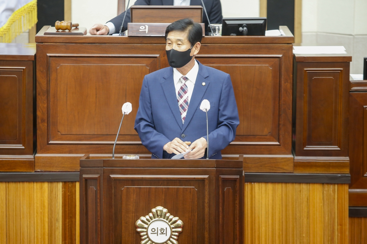 20210623-099[_P7U2147-제250회 정례회 제2차 본회의시 김영길 산업건설위원회 부위원장 상임위원회 소관 조례안 심사결과보고.jpg