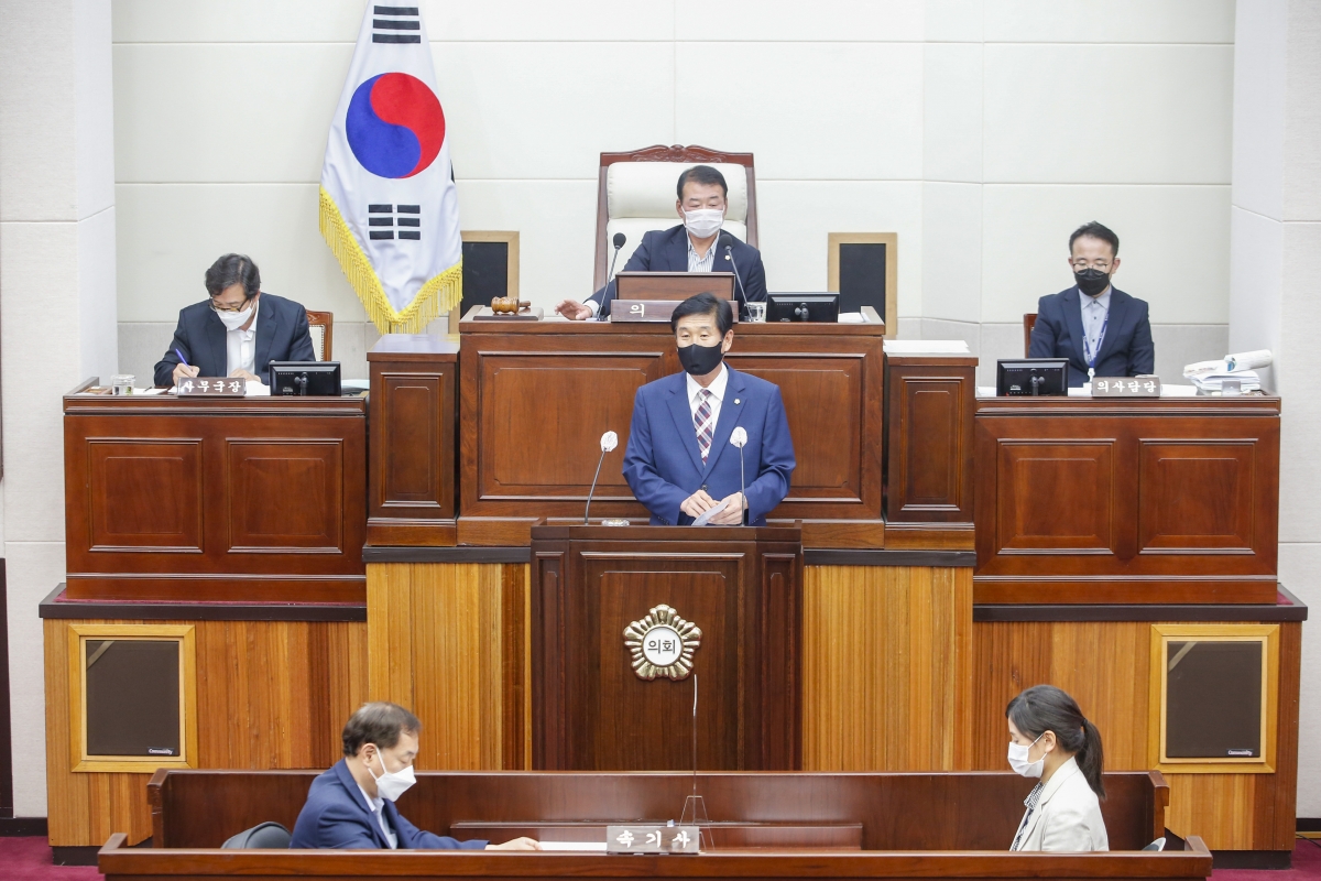 20210623-100[_P7U2151-제250회 정례회 제2차 본회의시 김영길 산업건설위원회 부위원장 상임위원회 소관 조례안 심사결과보고.jpg