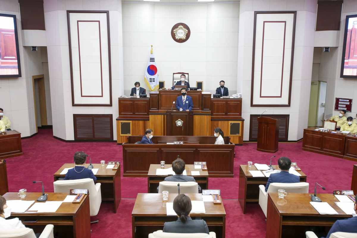 20210623-101[_P7U2155-제250회 정례회 제2차 본회의시 김영길 산업건설위원회 부위원장 상임위원회 소관 조례안 심사결과보고.jpg