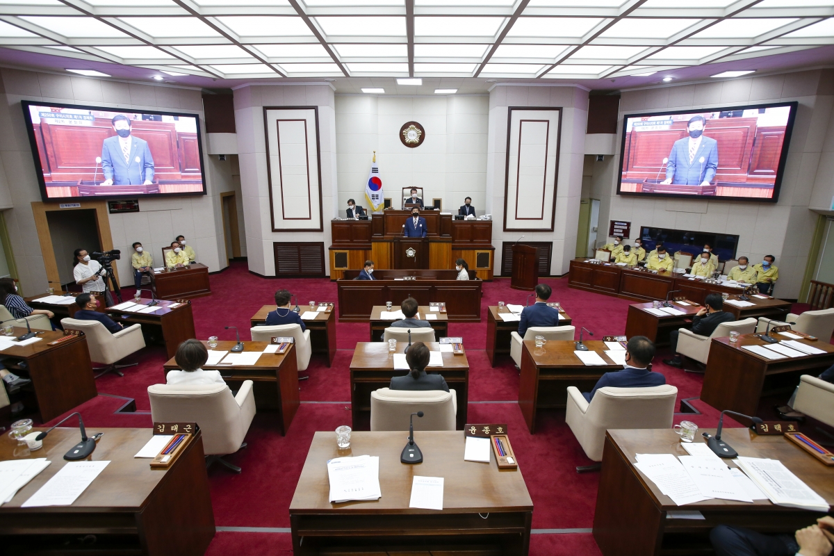 20210623-102[_P7U2161-제250회 정례회 제2차 본회의시 김영길 산업건설위원회 부위원장 상임위원회 소관 조례안 심사결과보고.jpg