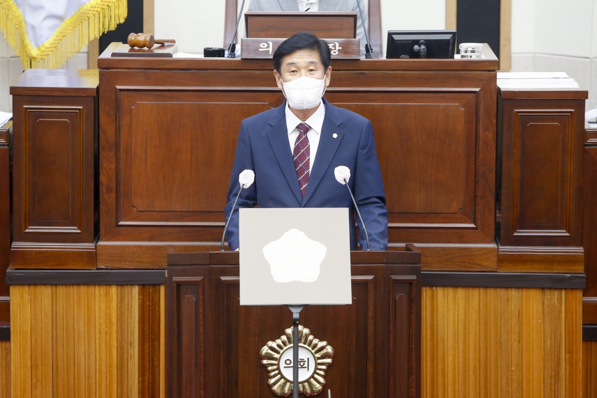 20210721-017[_P7U4372-제251회 임시회 제2차 본회의시 김영길 산업건설부위원장 상임위원회 활동결과보고.jpg