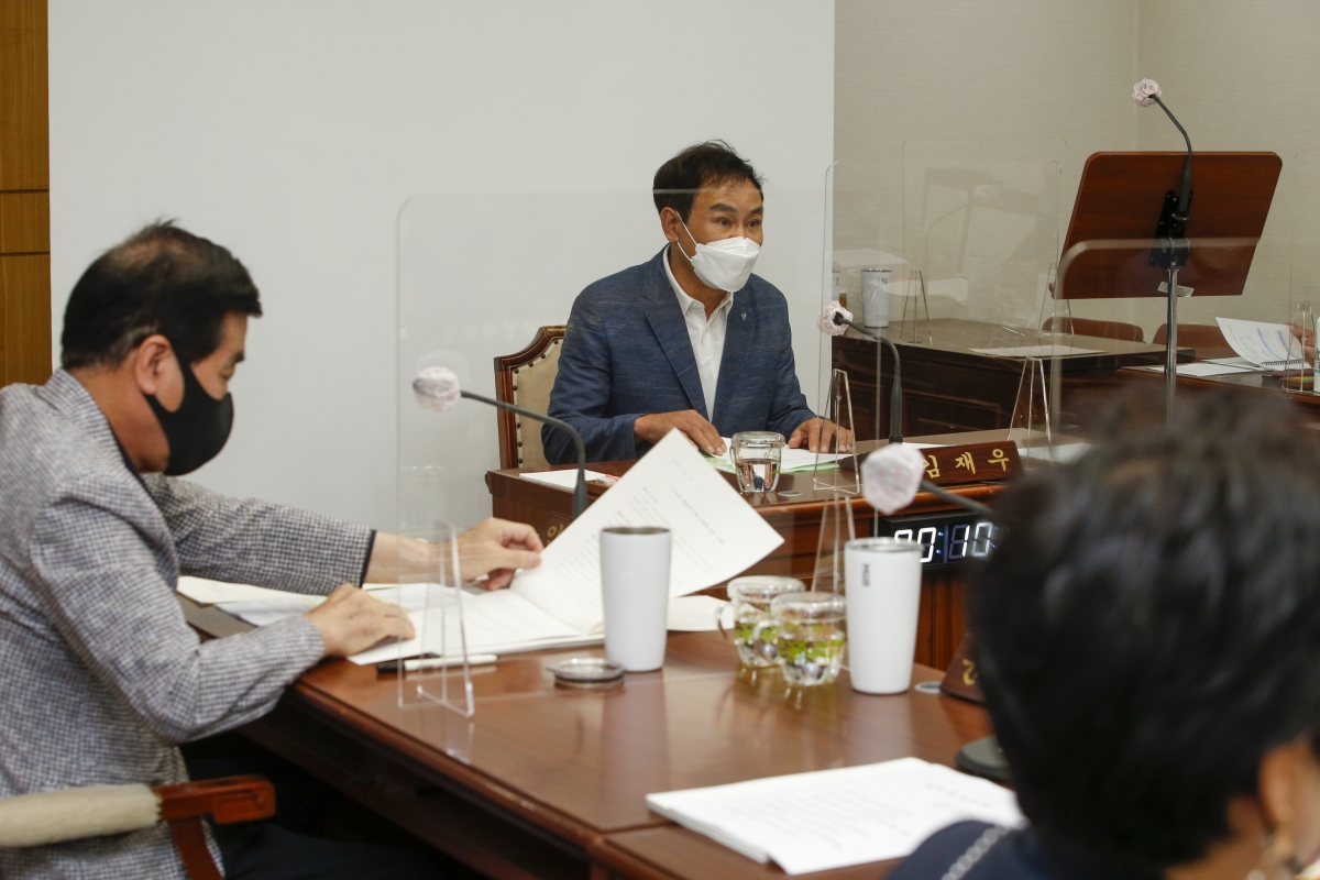 20210910-012[_P7U5200-제252회 임시회 기획행정위원회 조례안 심사활동.jpg