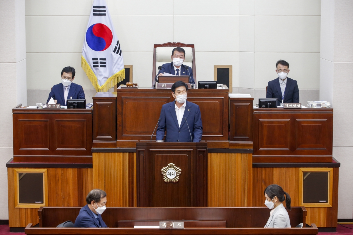 20210915-056[_P7U5749-제252회 임시회 제2차 본회의시 김영길 산업건설부위원장 상임위원회 활동결과보고.jpg