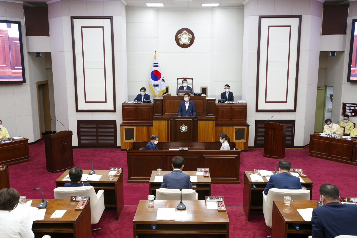 20210915-057[_P7U5753-제252회 임시회 제2차 본회의시 김영길 산업건설부위원장 상임위원회 활동결과보고.jpg