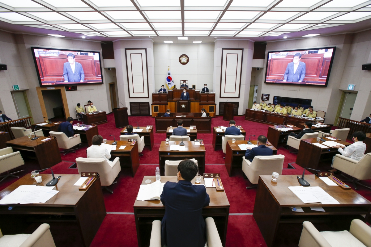 20210915-058[_P7U5755-제252회 임시회 제2차 본회의시 김영길 산업건설부위원장 상임위원회 활동결과보고.jpg