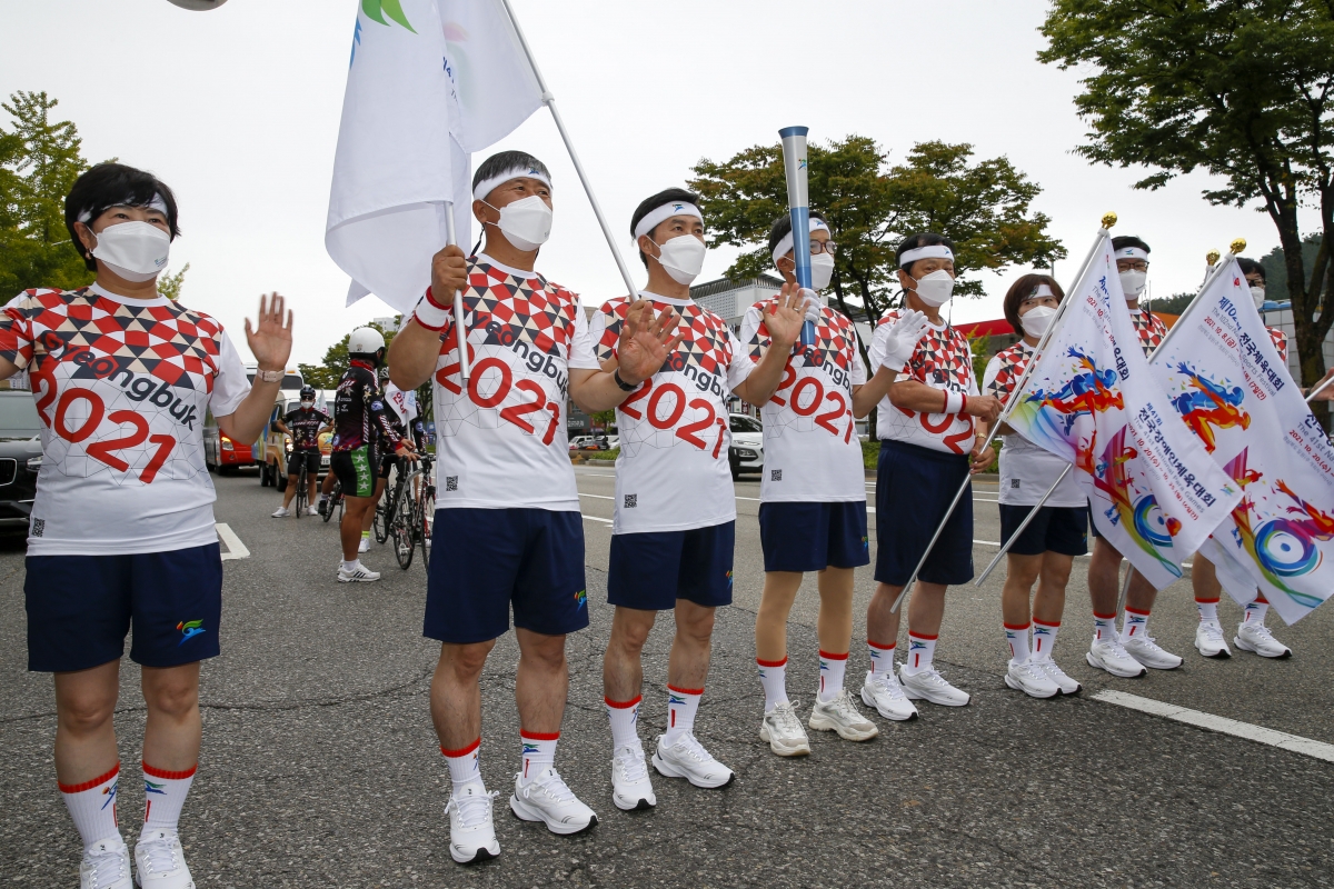 20211008-110[_P7U7018-전국체전 성화 봉송.jpg