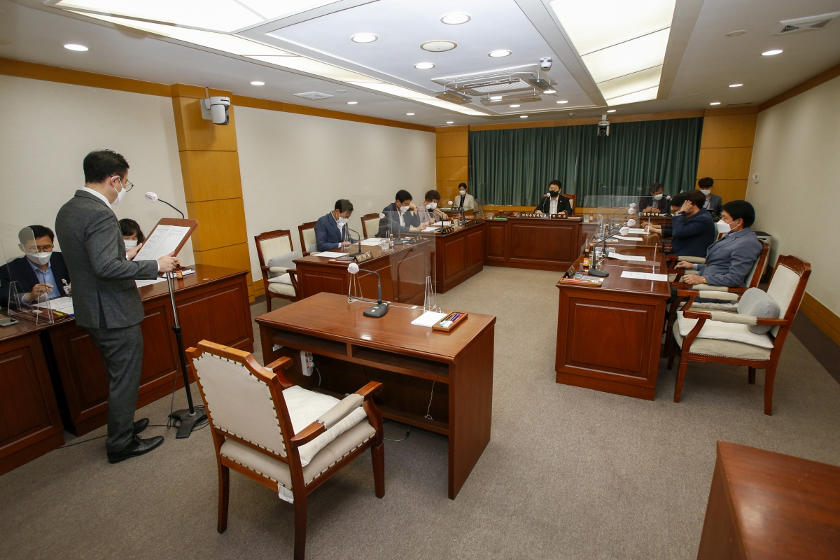 20211013-033[_P7U7718-폐회중 의회운영위원회 활동.jpg