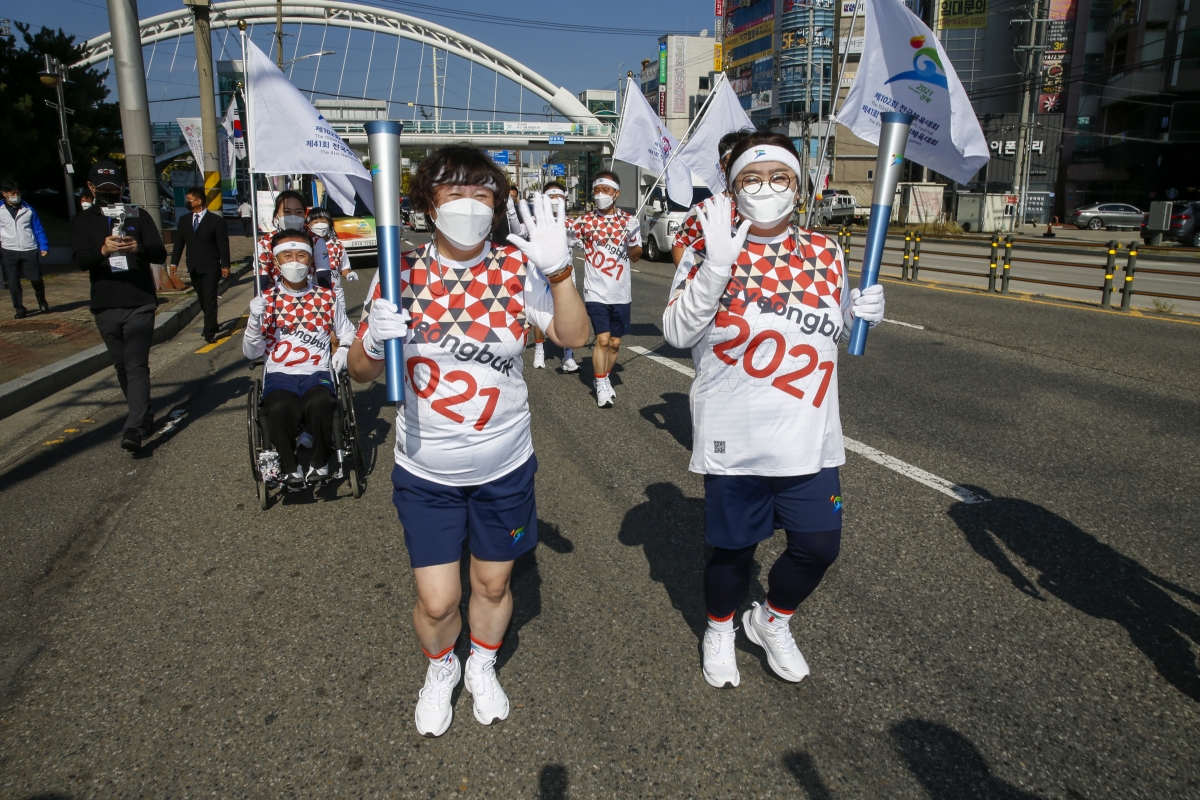 20211020-076[_P7U8253-제41회 전국장애인체전 성화봉송.jpg