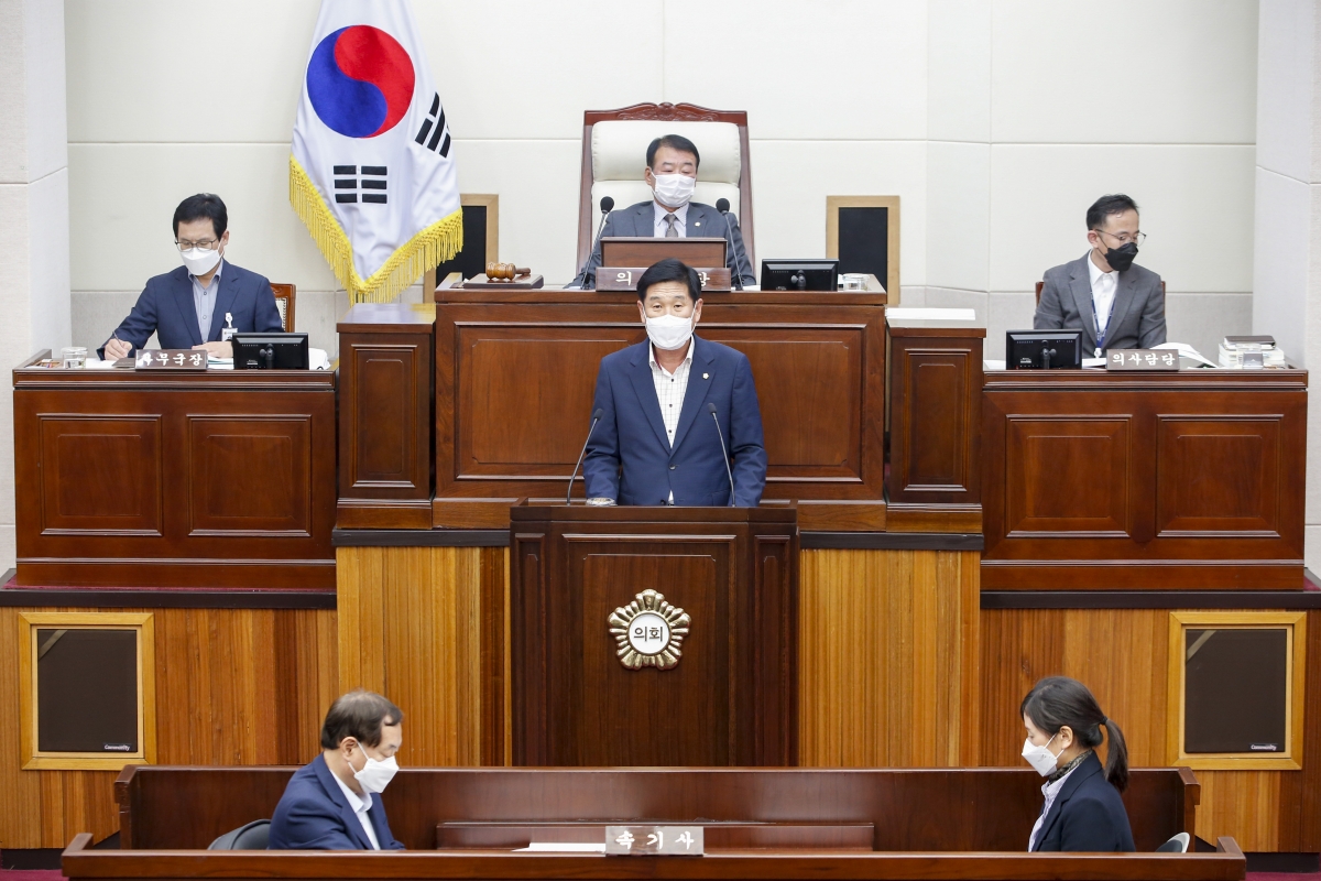 20211101-023[_P7U9414-제253회 임시회 제2차 본회의시 김영길 산업건설위원장 상임위원회 활동결과보고.jpg