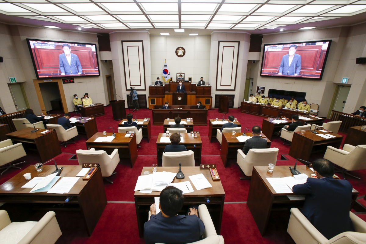 20211101-024[_P7U9421-제253회 임시회 제2차 본회의시 김영길 산업건설위원장 상임위원회 활동결과보고.jpg