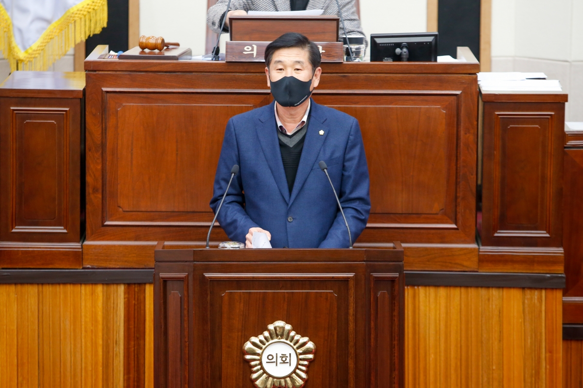 20211213-025[_P7U3158-제254회 정례회 제2차 본회의시 김영길 산업건설부위원장 조례안 심사결과보고.jpg