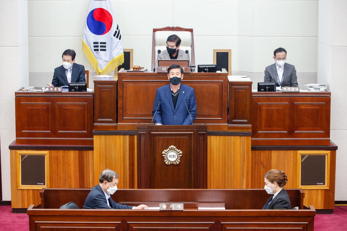 20211213-026[_P7U3161-제254회 정례회 제2차 본회의시 김영길 산업건설부위원장 조례안 심사결과보고.jpg