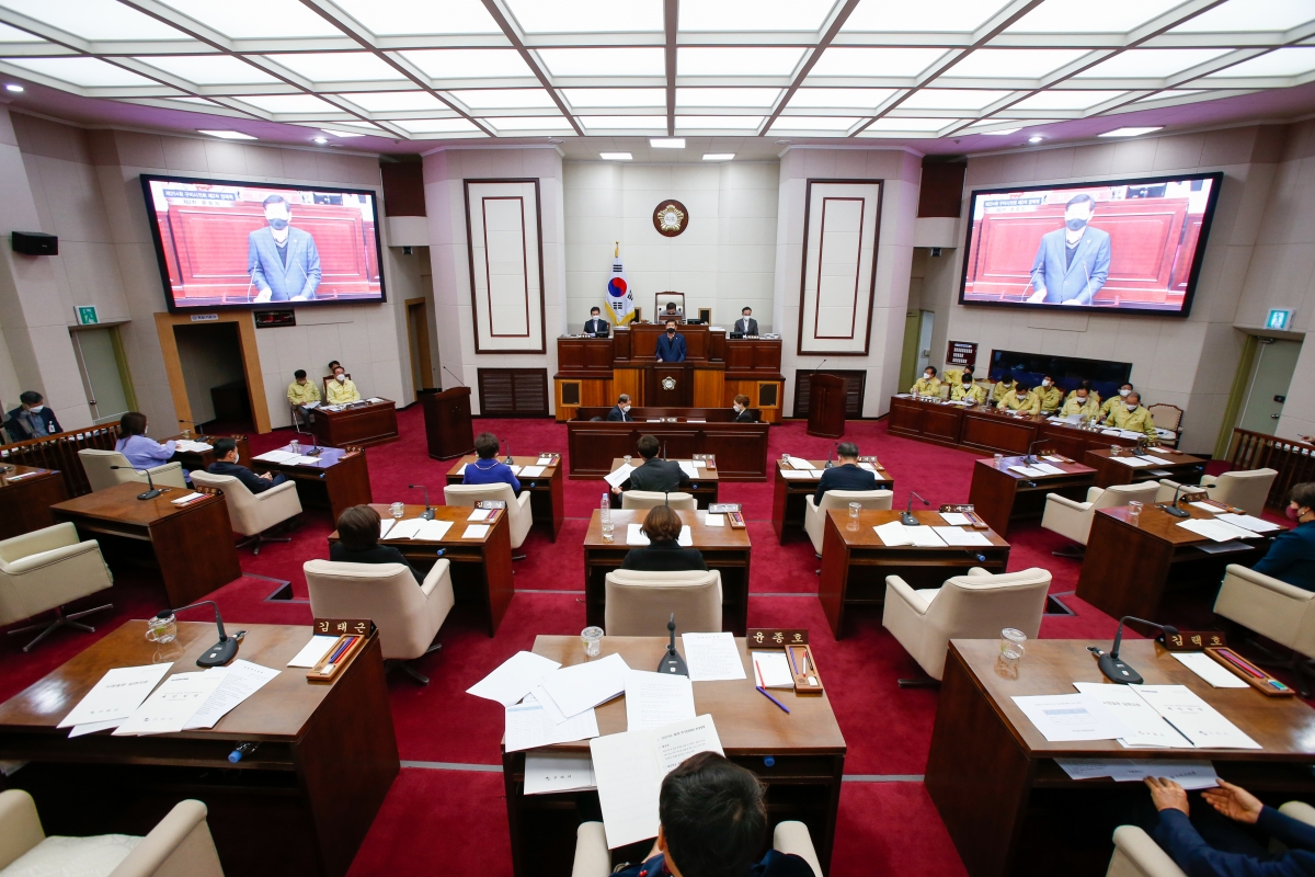 20211213-027[_P7U3163-제254회 정례회 제2차 본회의시 김영길 산업건설부위원장 조례안 심사결과보고.jpg