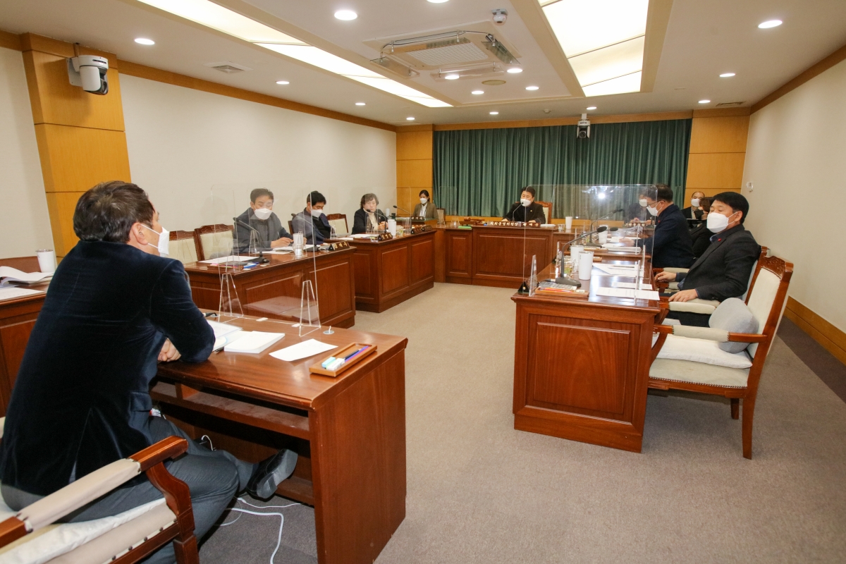 20220112-016[IMG_0491-폐회중 의회운영위원회 활동.jpg