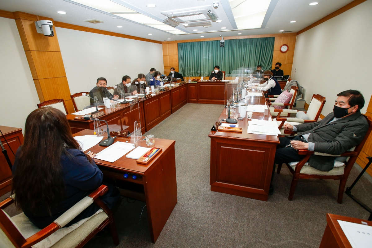 20220119-016[_P7U5977-제255회 임시회시 기획행정위원회 조례안 심사활동.jpg