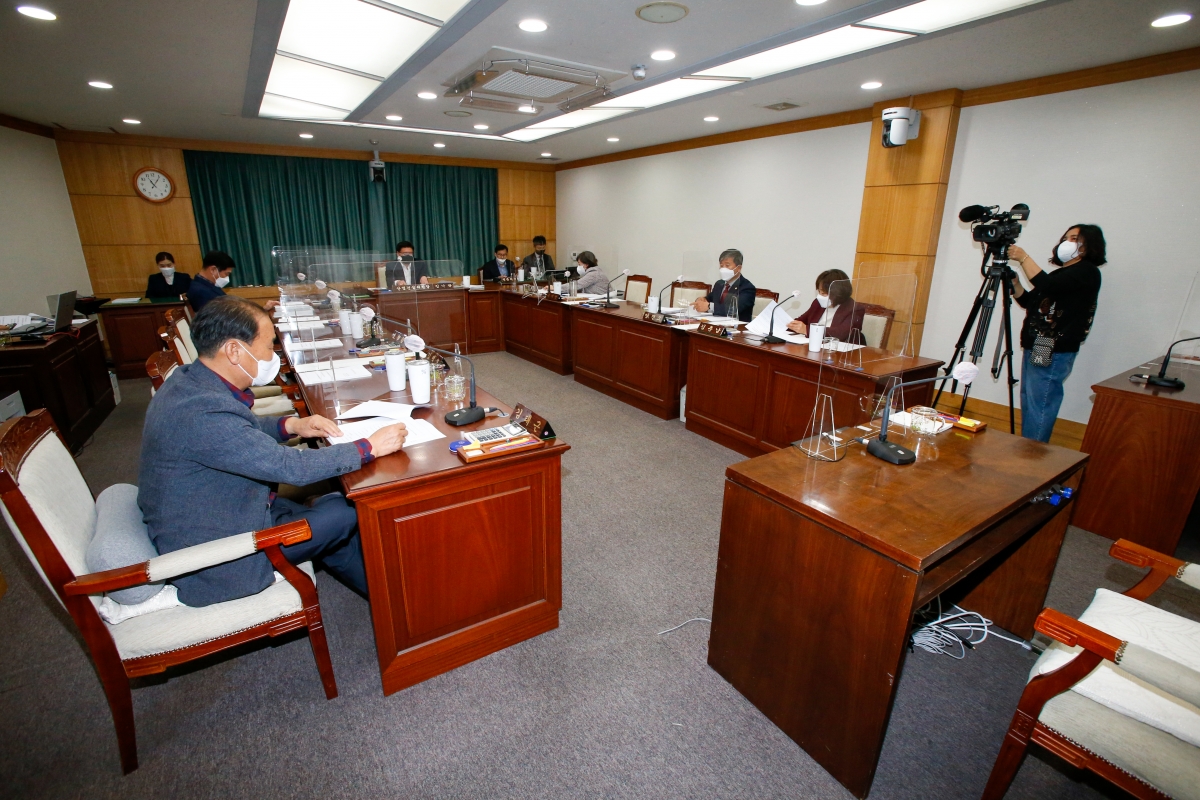 20220316-030[_P7U8858-제256회 임시회시 산업건설위원회 조례안 심사활동.jpg