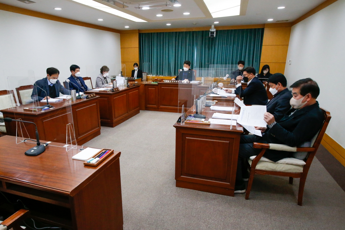 20220316-052[_P7U8844-제256회 임시회시 의회운영위원회 조례안 심사활동.jpg