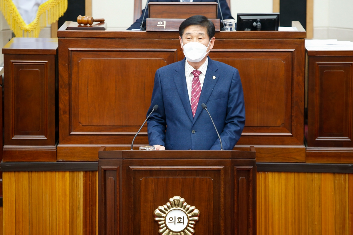 20220321-014[_P7U9192-제256회 임시회 제2차 본회의시 김영길 산업건설부위원장 상임위원회 활동결과보고.jpg