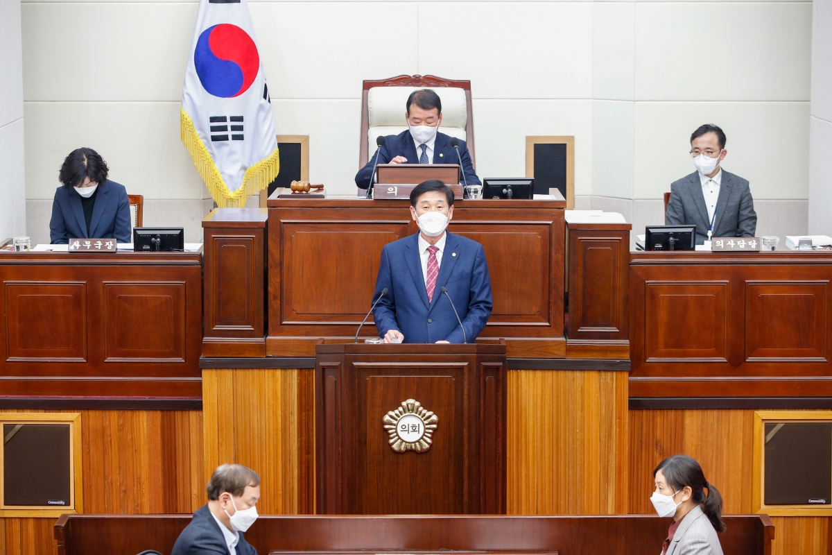 20220321-016[_P7U9196-제256회 임시회 제2차 본회의시 김영길 산업건설부위원장 상임위원회 활동결과보고.jpg