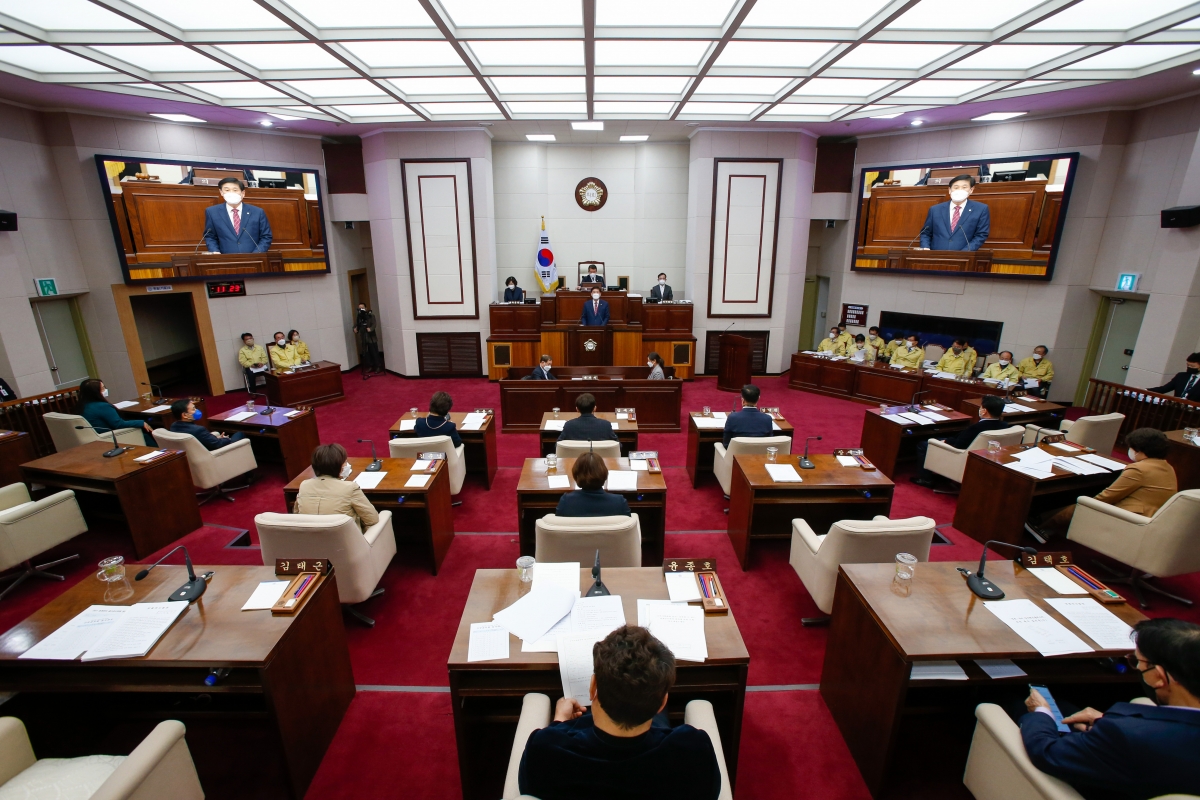 20220321-017[_P7U9200-제256회 임시회 제2차 본회의시 김영길 산업건설부위원장 상임위원회 활동결과보고 복사.jpg