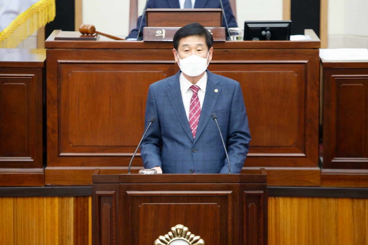 20220419-014[_P7U0449-제257회 임시회 제2차 본회의시  김영길 산업건설부위원장 상임위원회 활동결과보고.JPG