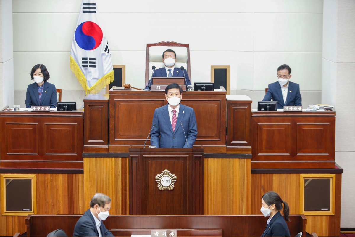 20220419-015[_P7U0450-제257회 임시회 제2차 본회의시  김영길 산업건설부위원장 상임위원회 활동결과보고.JPG