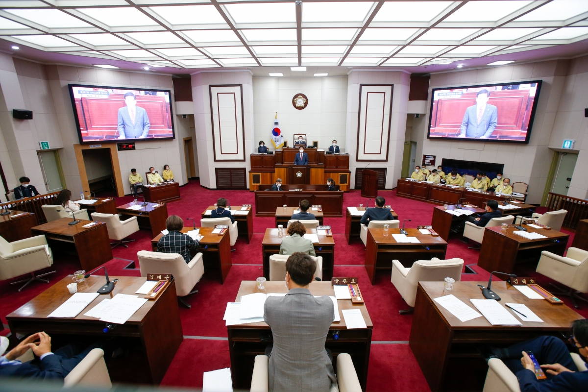 20220419-016[_P7U0455-제257회 임시회 제2차 본회의시  김영길 산업건설부위원장 상임위원회 활동결과보고.JPG