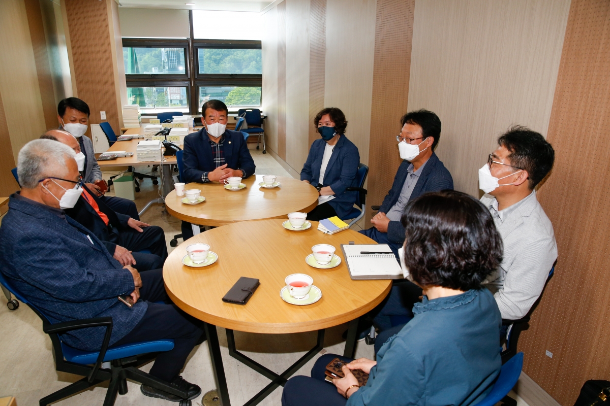 20220425-004[_P7U0529-2021 회계연도 결산검사위원 활동 김재상 의장 격려차 방문.JPG