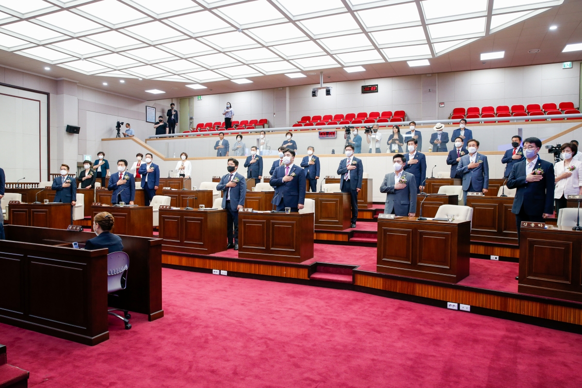 20220701-077[_P7U2195-제9대 구미시의회 개원식시 국민의례.JPG