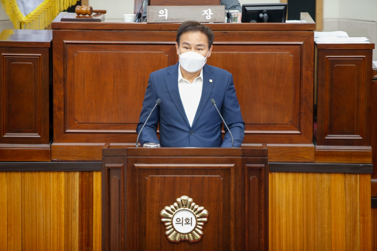 20220705-008[_P7U2673-제259회 임시회 제2차 본회의 기획행정위원장 선거시 김재우 의원 정견발표.JPG