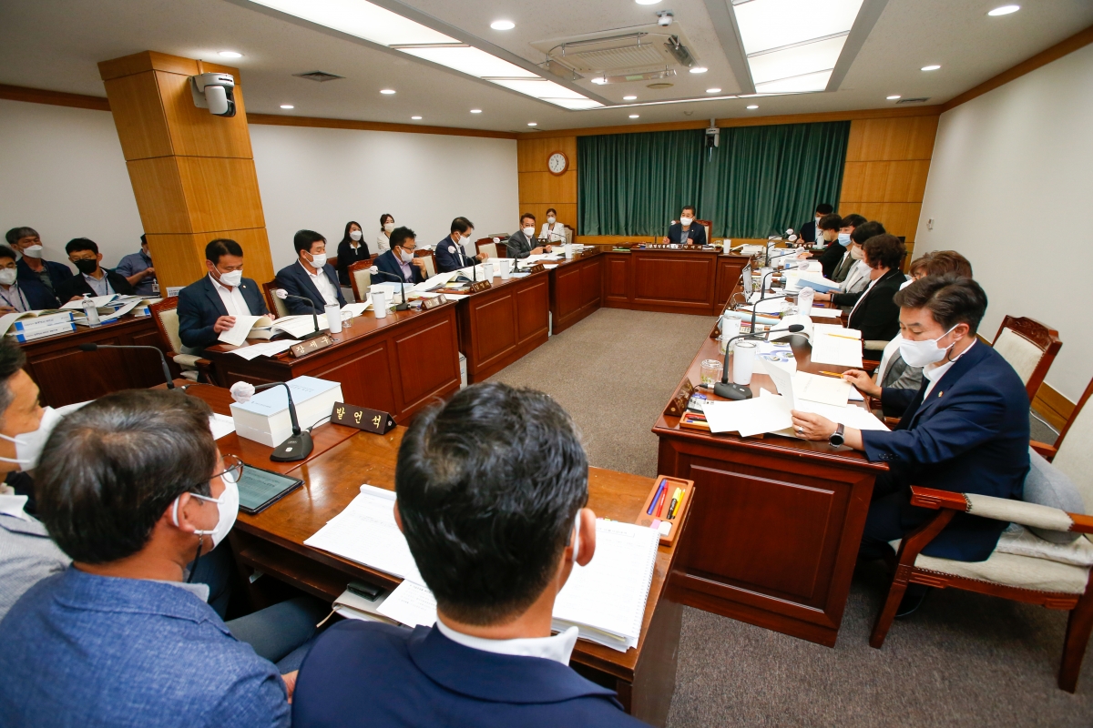 20220902-073[_P7U0435-제261회 제1차 정례회 제1차 산업건설위원회 소관 조례안 및 2021회계연도 세입·세출결산승인안 예비심사 활동.JPG