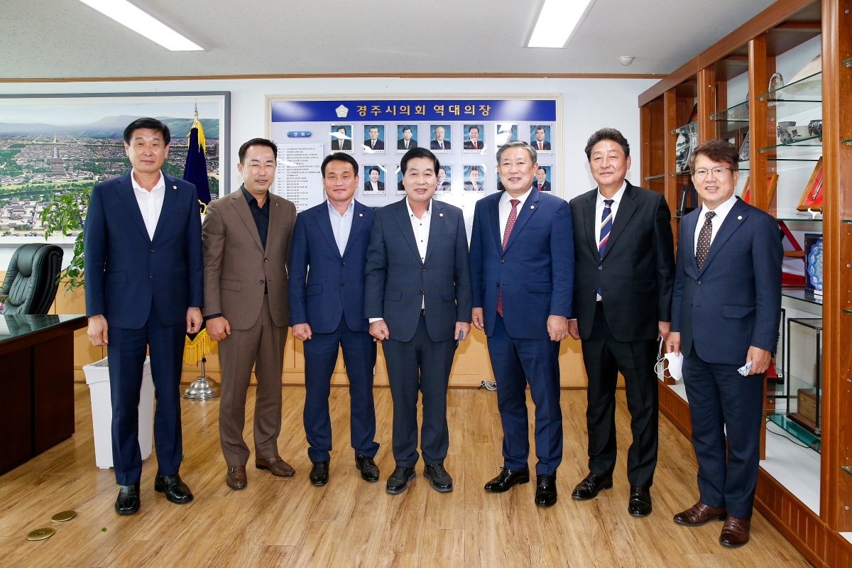 20220922-044[1663830512835-1-힌남노 태풍피해지역 물품전달을 위해 경주시의회 방문.jpg